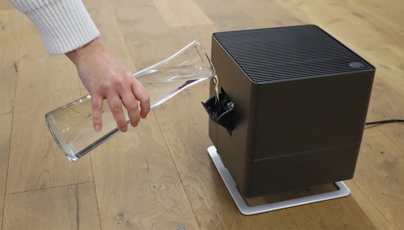 Łatwe napełnianie Napełnianie nawilżacza Oskar wodą przez boczny otwór