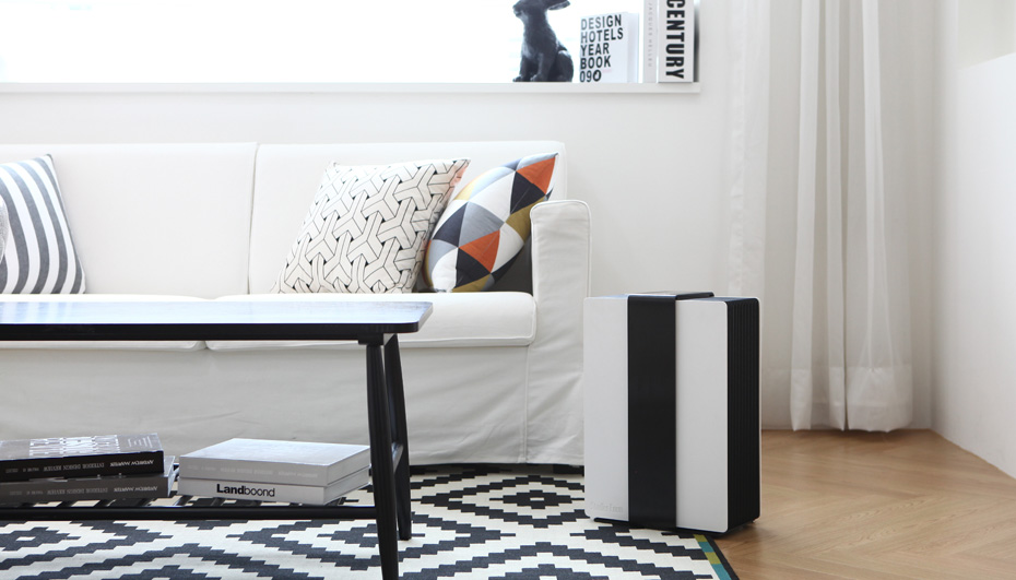 Trzy tryby automatyczne Nawilżacz z funkcją oczyszczania powietrza Robert stoi w jasnym salonie obok białej sofy